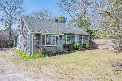 25 Charlotte Ave, Cotuit, MA 02635 photo 5