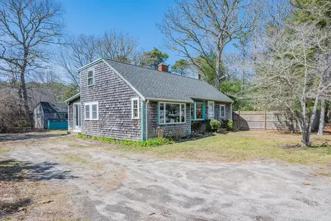 25 Charlotte Ave, Cotuit, MA 02635 photo 4