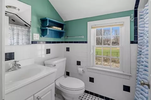 Bath - 26 Aberdeen Rd, Hingham, MA 02043 photo 2 of 4