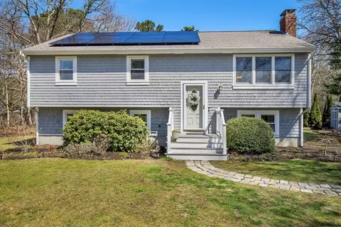16 Grace Ct, Falmouth, MA 02536