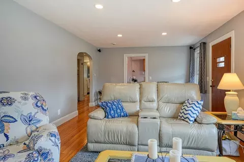 Living - 43 Cape Rd, Mendon, MA 01756 photo 2 of 3