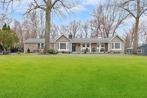 17 Glenn Dr, Wilbraham, MA 01095