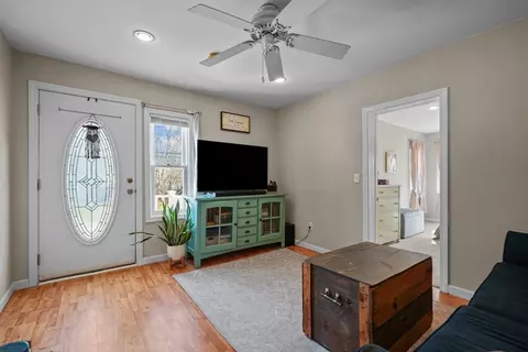 Entry Way - 44 Daniel St, Fairhaven, MA 02719 photo 2 of 5