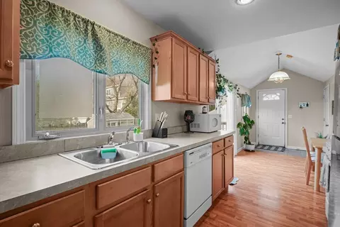 Entry Way - 44 Daniel St, Fairhaven, MA 02719 photo 3 of 5