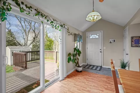 Entry Way - 44 Daniel St, Fairhaven, MA 02719 photo 4 of 5