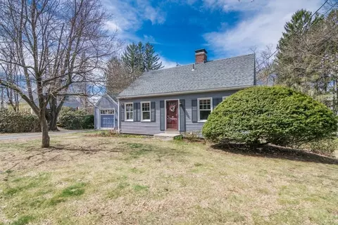 14 Smith St, Amherst, MA 01002 photo 2