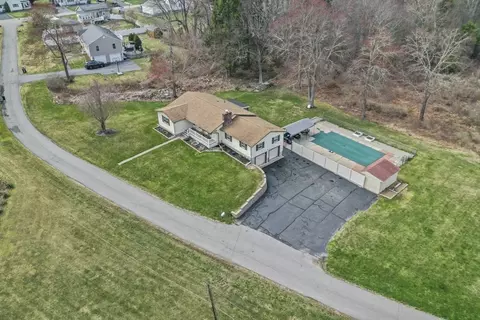 7 Woods Grove Dr, Webster, MA 01570