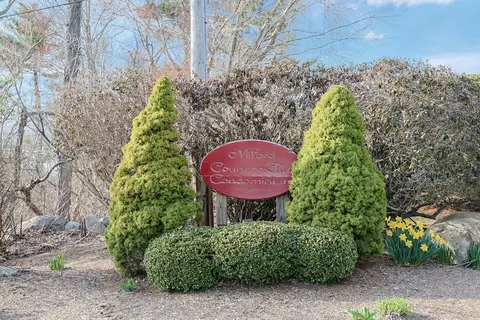 4 Country Club Ln #B, Milford, MA 01757