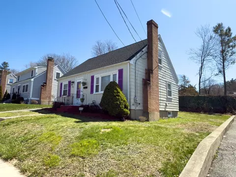 27 Cranmore Rd, Hyde Park, MA 02136