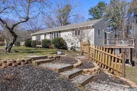 20 Lakeshore Dr, Pembroke, MA 02359