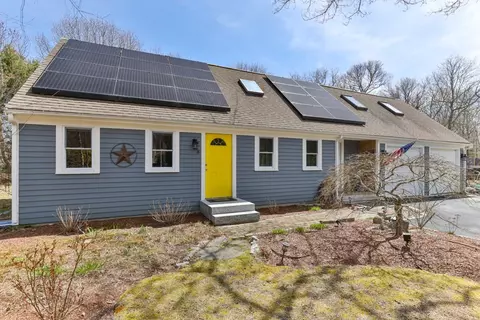 8 Trotters Ln, Marstons Mills, MA 02648