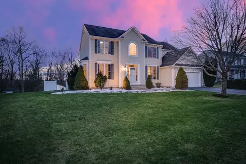 15 Seaver Farm Ln, Grafton, MA 01560