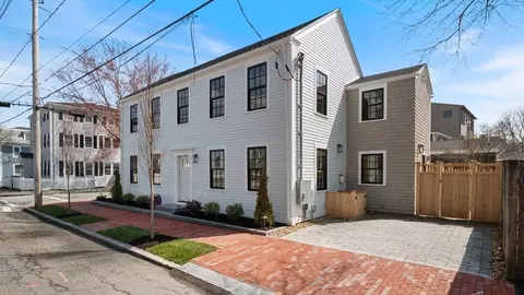 41 Bromfield St, Newburyport, MA 01950