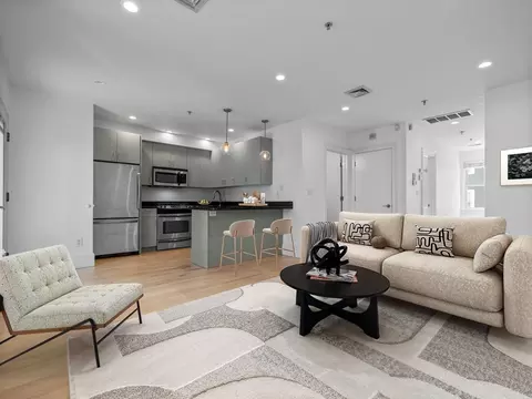 137 D St #4, Boston, MA 02127