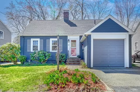 28 Beacon St, Dedham, MA 02026