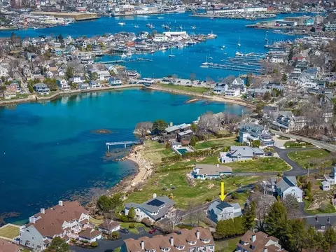 7 Hawthorne Ln, Gloucester, MA 01930