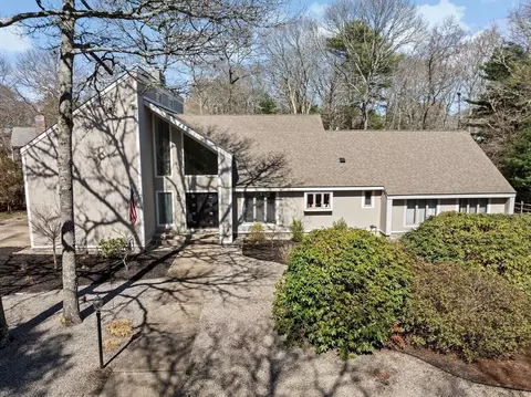 39 Fox Run Ln, Falmouth, MA 02536