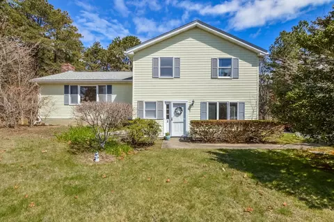 9 Tradewind Dr, Mashpee, MA 02649