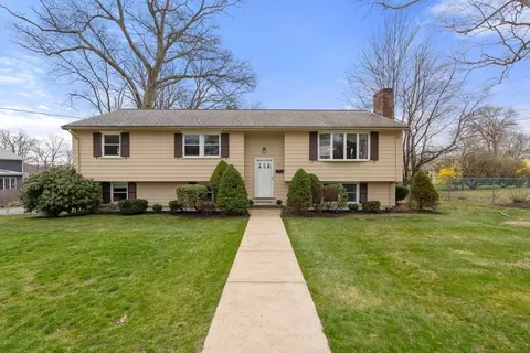 31 Nottingham Dr, Norwood, MA 02062