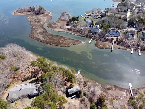 218 Meadow Neck Rd, Falmouth, MA 02536