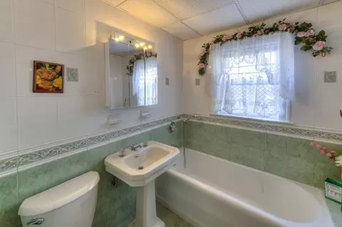 Bath - 3 Longfellow Rd, Worcester, MA 01602 photo 2 of 2
