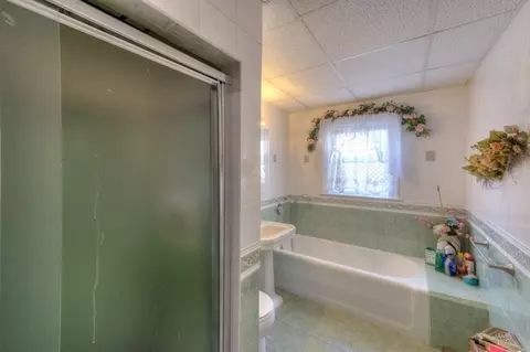 Bath - 3 Longfellow Rd, Worcester, MA 01602 photo 1 of 2