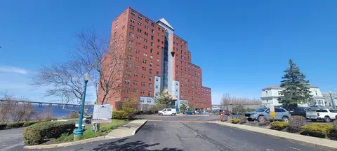 750 Davol St #813, Fall River, MA 02720