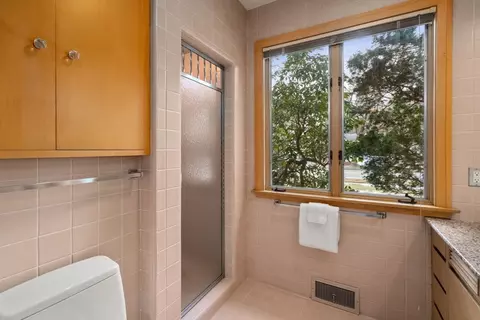 Bath - 474 Salisbury St, Worcester, MA 01609 photo 2 of 4