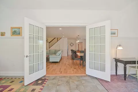 9 Landmark Ln, Rockport, MA 01966