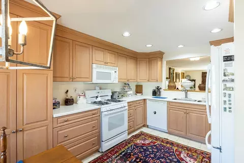 Kitchen - 4 Bishops Park #4, Mashpee, MA 02649 photo 4 of 4