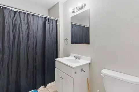 Bath - 15 Rutledge Ave, Springfield, MA 01105 photo 1 of 2
