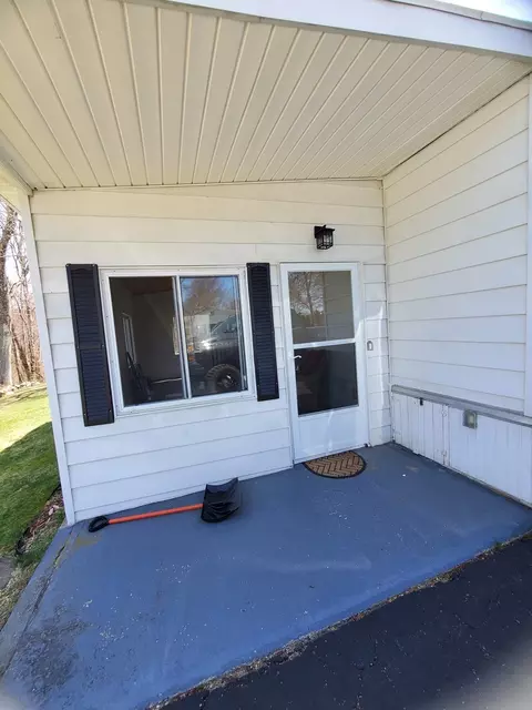 13 Tyler St, Brookfield, MA 01506