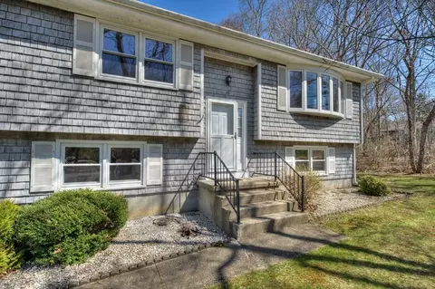 60 Leger Ln, Tiverton, RI 02878