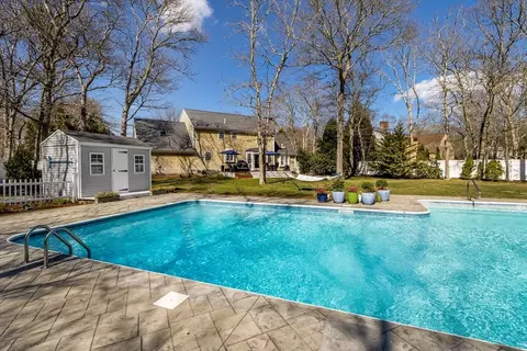 18 Grandwood Dr, Forestdale, MA 02644
