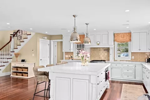50 Pleasant St, Hingham, MA 02043 photo 4