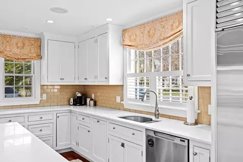50 Pleasant St, Hingham, MA 02043 photo 8