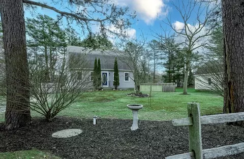 40 Bonney Briar Dr, Plymouth, MA 02360