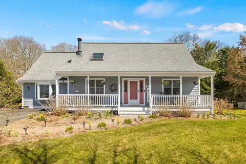 61 Meadow View Dr, Falmouth, MA 02536