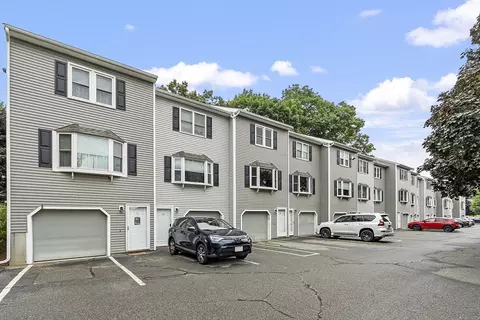 105 Tennis Plaza Rd #14, Dracut, MA 01826