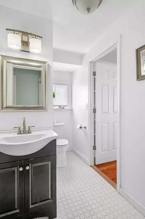 Bath - 17 Maple Ave, Nahant, MA 01908 photo 4 of 5
