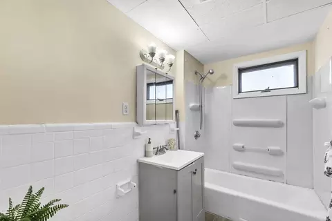 Bath - 102 Florida St, Springfield, MA 01109 photo 1 of 3