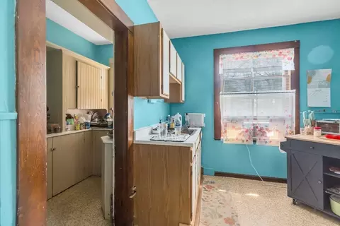 Entry Way - 102 Florida St, Springfield, MA 01109 photo 2 of 2