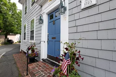 19 Franklin St #4, Marblehead, MA 01945
