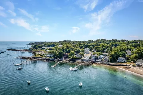 40 Cloutmans Ln # A, Marblehead, MA 01945