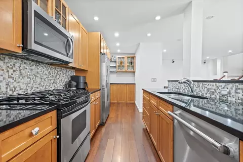 452 Park Dr #12A, Boston, MA 02215