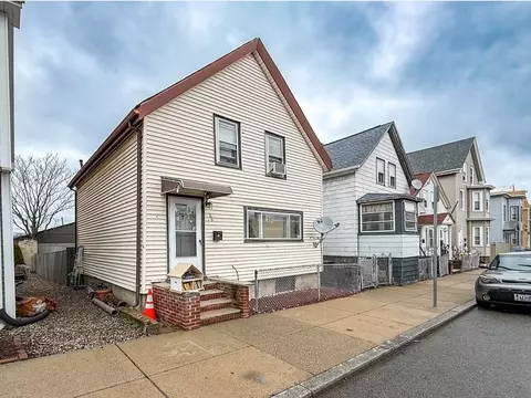 86 Wordsworth St, Boston, MA 02128