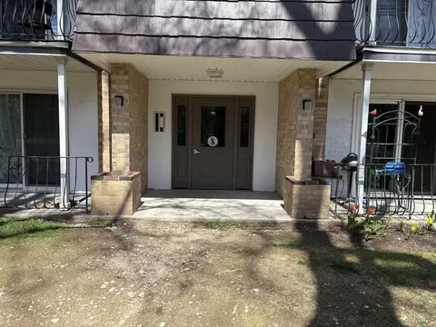 8 Shadowbrook Ln #14, Milford, MA 01757