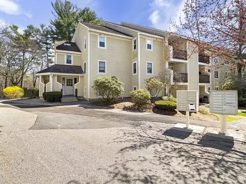 131 Heritage Dr #131, Whitinsville, MA 01588
