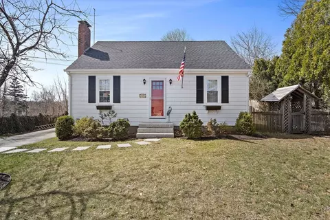 19 Essex Rd, Ipswich, MA 01938