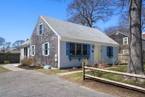 16 Eldona Ave, Falmouth, MA 02540